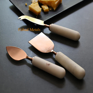 Juego de 3 cuchillos para queso de latón antiguo martillado, hechos a mano - Product Image 2