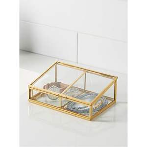 Caja de Exhibición de Vidrio Transparente a Prueba de Polvo con Tapa de Cadena |   Organizador de Joyas de Vidrio Rectangular Moderno |   Caja Minimalista de Metal y Vidrio - Product Image 3