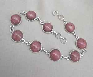 กำไลข้อมือโรโดโครไซต์ชุบทองเงินแท้ 925 ประดับพลอยสีชมพูทรงคาโบชอง งานแฮนด์เมดสำหรับผู้หญิง ระดับพรีเมียมสุดหรู - Product Image 3