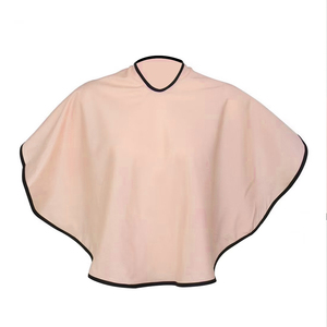 Cape de coiffure professionnelle rose avec bordure noire en polyester, résistante à l'eau, pour barbier, salon de coiffure, coupe de cheveux, coloration et coiffage. - Product Image 3
