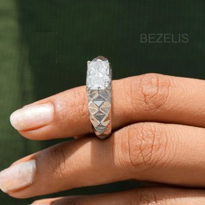 Anillo de oro amarillo de 14K con diamante de laboratorio tallado facetado y texturizado de corte radiante, anillo de sello con diamante de laboratorio de corte radiante tallado - Product Image 5