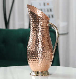 Ensemble élégant de carafes en cuivre avec des rayures horizontales discrètes, des verres assortis et un couvercle élégant. Disponible au prix de gros. - Product Image 3