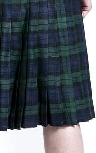 Kilt utilitario tartán negro para hombre con bolsillos tipo cargo y correas ajustables - Product Image 6