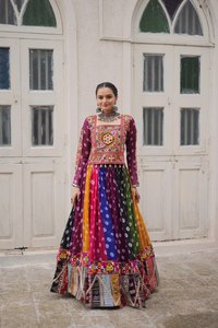 Traditionelles Georgette-Lehenga-Choli-Set für Damen mit Stickerei, Burgunderrot, Mehrfarbig, Bodenlang, Normale Passform, Schnelltrocknend - Product Image 3