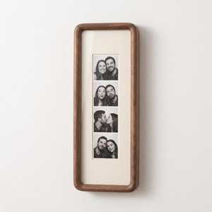 Cadre photo en noyer massif, présentoir à 4 bandes pour photos, cadre en bois de style mid-century - Product Image 1