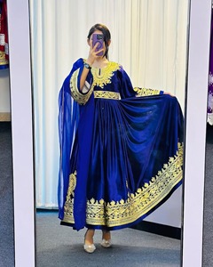 ชุดเดรสยาวแบบอัฟกันสีครีมหรูหราพร้อมเสื้อปักลายผ้าไหมสีเหลืองสดใส จับคู่กับเสื้อกั๊กกำมะหยี่สีน้ำเงินเข้มลายชนเผ่า - Product Image 1