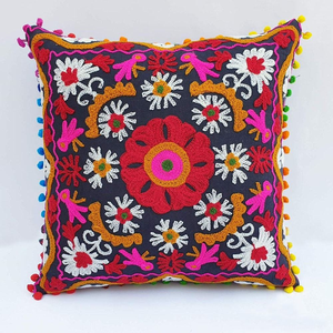 Funda de Cojín Bordada a Mano con Diseño Suzani, Cosida a Mano con Bordado Colorido, Funda de Cojín de Algodón - Product Image 2