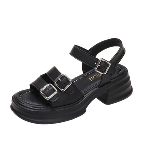 Vente en gros de sandales nouvelle plate-forme de conception à boucle romaine sandales à semelles épaisses pour femmes pour les trajets quotidiens - Product Image 1