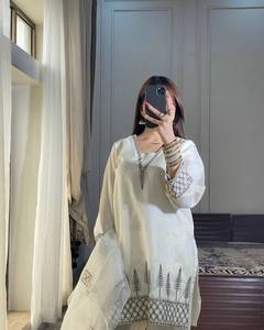 Traje pakistaní blanco bordado para mujer con dupatta – Conjunto de ropa étnica elegante - Product Image 2