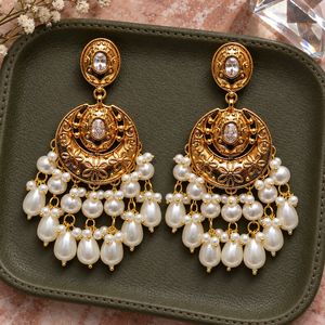 Pendientes Chandbali de Perlas Chapados en Oro Grabados de Primera Calidad, Nivel de Fábrica - Product Image 3
