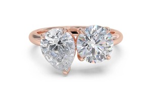 Bague Toi et Moi chic à deux pierres, taille poire et taille ronde, diamant de laboratoire de 0,80 ct en platine - Product Image 3