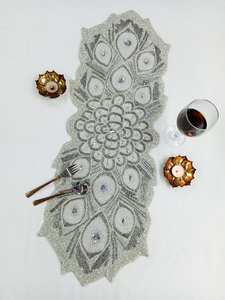 Chemin de table perlé fait main avec motif de plumes de paon en argent - Product Image 2