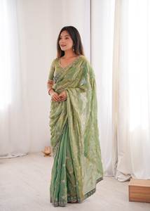 Sari de diseñador de satén Fendi puro y de alta calidad con bordado de cuentas y ribete con pedrería, más blusa de satén a juego con encaje listo para usar. - Product Image 2