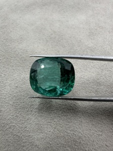Émeraude naturelle zambienne taille coussin de 14,40 carats, taille géante, pierre précieuse non montée pour la création de bijoux - Product Image 1