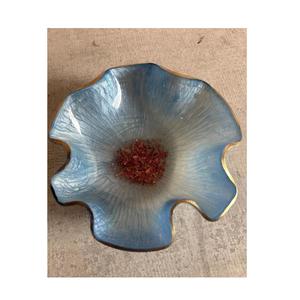 Bol décoratif artisanal en résine bleue à motif floral avec bord doré, bol de service artistique pour la décoration intérieure, pot à bijoux, pot-pourri, table - Product Image 1