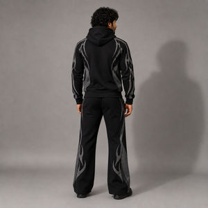 Ensemble de survêtement graphique noir et gris pour homme avec veste à capuche zippée et pantalon large pour un style streetwear décontracté - Product Image 2
