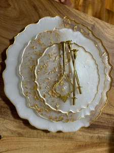 Soportes para pasteles de resina llamativos de tres niveles, decorativos y portátiles para decoración de cumpleaños, bodas y eventos. - Product Image 2