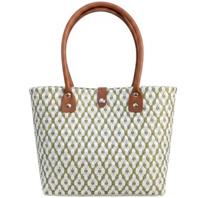 Sac à main en plastique tressé vert mousse et blanc fait main, avec une élégante bandoulière en cuir marron, sac fourre-tout décontracté - Product Image 2