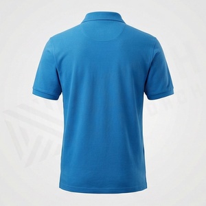 Polo en piqué de coton bleu à manches courtes pour homme avec poche, coupe décontractée classique - Product Image 2