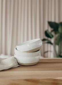 ชามซุปเซรามิกดีไซน์มินิมอลทันสมัย ขอบหนา ฐานลายจุด เคลือบเงา ทนทาน ปลอดภัยสำหรับอาหาร เหมาะสำหรับการเสิร์ฟอย่างมีสไตล์ - Product Image 2