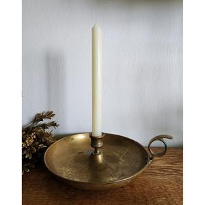 เชิงเทียนทองเหลืองโทนอบอุ่นแบบวินเทจนำเสน่ห์ที่ย้อนอดีตมาสู่พื้นที่ว่างที่ทำจากสิ่งประดิษฐ์ - Product Image 1