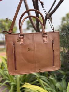 Bolso Tote Grande de Cuero Genuino con Grabado Artesanal, Estilo Bohemio Vintage, Hecho a Mano, Elegante - Product Image 4