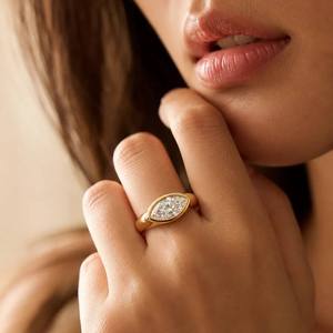 Anillo de Compromiso Unisex con Moissanita Marquise, Chapado en Oro, Engaste de Garras, Estilo Geométrico Hiphop - Product Image 2