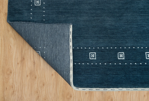 Alfombra Gabbeh Azul Grisácea con Borde Tribal Blanco, Alfombra de Lana Hecha a Mano, Alfombra Grande para Piso, Decoración Acogedora para el Hogar - Product Image 4