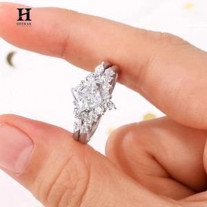 Anillo de compromiso de lujo con diamante de laboratorio talla princesa y conjunto de anillos apilables de boda de oro blanco de 14K con diseño de chevron curvo - Product Image 4