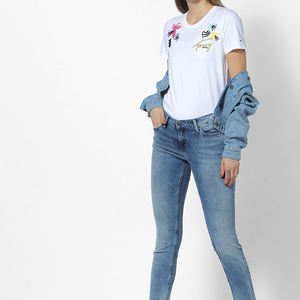 Camisetas Bordadas para Mujer, Fabricante OEM, Camiseta de Moda Premium con Detalle de Bordado Cosido para Marcas de Ropa Femenina Moderna - Product Image 4