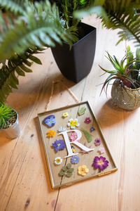 Cadre flottant moderne en laiton et verre de style nordique pour décoration murale, signalétique de mariage ou spécimens d'herbier botanique - Product Image 1