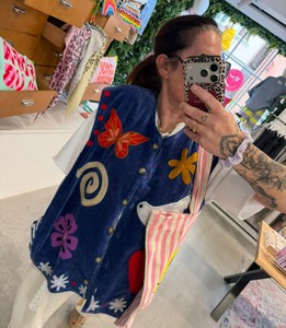 Nouvel Arrivage Gilet Court Femme Indienne en Velours Brodé Floral Vintage Style Rajasthani Suzani Kantha avec Logo sur le Devant - Product Image 1