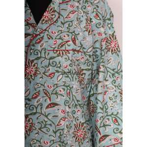 เดรสยาวผ้าฝ้ายพิมพ์ลายดอกไม้สไตล์วินเทจ เป็นมิตรกับสิ่งแวดล้อม สไตล์ฮิปฮอป ลายพิมพ์ใหม่ เสื้อเชิ้ตคอวีติดกระดุม ปรับได้ - Product Image 3