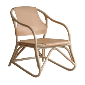 Silla de Diseño Moderna con Reposabrazos de Ratán, Tapizada en Cuero PU y Patas de Madera - Product Image 1
