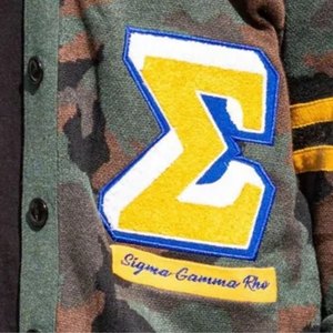 Cárdigan de Camuflaje Sigma Gamma Rho para Mujer, Suéter con Botones, Chenilla, Letras Griegas, Rayas Azules y Doradas en las Mangas, Estilo Casual - Product Image 4