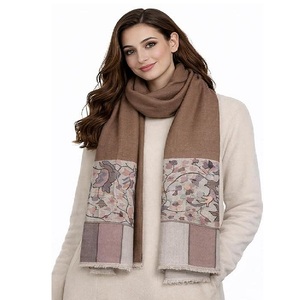 Châle/Stole de luxe en cachemire doux et laine fine pour femme – Chaud, léger, design élégant avec bordure florale tissée – Tendance et raffiné - Product Image 1