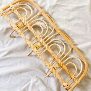 Porte-vêtements mural en rotin naturel à motif floral, écologique et durable pour le salon et la chambre à coucher - Product Image 1