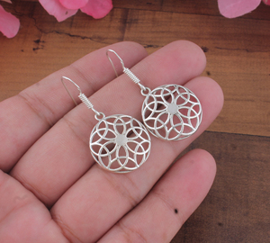 Boucles d'oreilles pendantes de luxe en argent sterling 925, motif floral bohème ajouré, géométrie sacrée mandala, cadeau d'anniversaire - Product Image 1