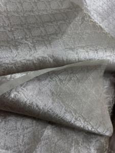 Tissu de soie brocart de couleur métallique avec de riches motifs tissés et une finition brillante, idéal pour les accessoires vestimentaires. - Product Image 5