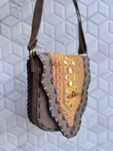 Bolso Bandolera de Cuero Genuino Estilo Banjara, Bolso de Mano Elegante Estilo Gitano, Multicolor, Hecho a Mano para Mujer - Product Image 3