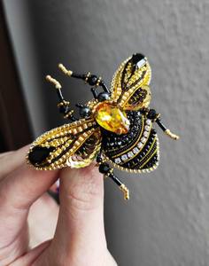 MD HANDICRAFTS Broche Decorativo Bordado a Mano Inspirado en la Naturaleza con Cuentas para Mujeres Elegantes, Ideal para Bodas y Eventos, 16-20 Años - Product Image 1