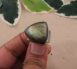 Bague de mariage classique minimaliste en argent sterling 925 avec triangle de labradorite, pierre à éclat bleu taille brillant rond, bijoux pour femme - Product Image 3