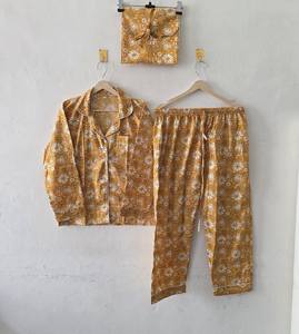 Exquisito Conjunto de Pijama de Algodón con Estampado Floral en Amarillo Mostaza, Camisa con Botones y Cuello con Muescas, y Pantalones de Pierna Recta - Product Image 1