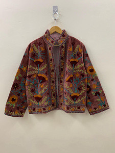 Veste en velours brodée Suzani style bohème pour femme, faite main, ethnique, manteau d'hiver court, vêtement d'extérieur tendance pour festival - Product Image 3