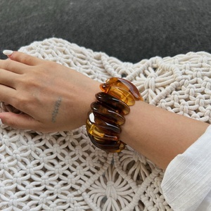 Brazalete de Resina de Lujo con Elementos Artísticos Modernos, Accesorio de Moda Elegante para Mujeres en Todo el Mundo - Product Image 2