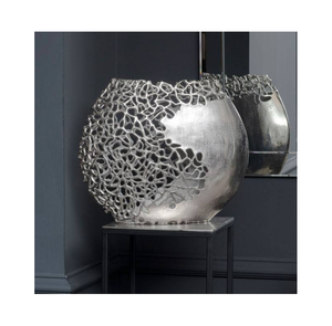 Vase en métal de forme antique pour la décoration de maison de luxe, centre de table élégant et présentoir floral d'inspiration vintage - Product Image 3