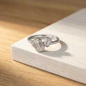 Bague en or massif 10K 4K 18K avec diamant de laboratoire Toi et Moi taille émeraude, sertie clos, minimaliste, deux pierres, bijoux de mariage - Product Image 2