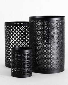 Portavelas de Acero Negro con Diseño Geométrico Recortado para Decoración del Hogar - Product Image 1