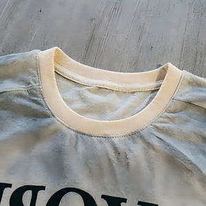 <span class=keywords><strong>Camiseta</strong></span> Oversize de Algodón Personalizada con Gráficos, Diseño de Diamantes de Imitación, Estilo Vintage con Dobladillo Deshilachado y Cuello de Doble Capa - Product Image 4