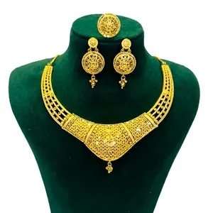 Conjunto de Joyería Chapada en Oro Estilo Dubái de Última Moda para Mujer |   Conjunto de collar tradicional con aretes y anillo - Product Image 1